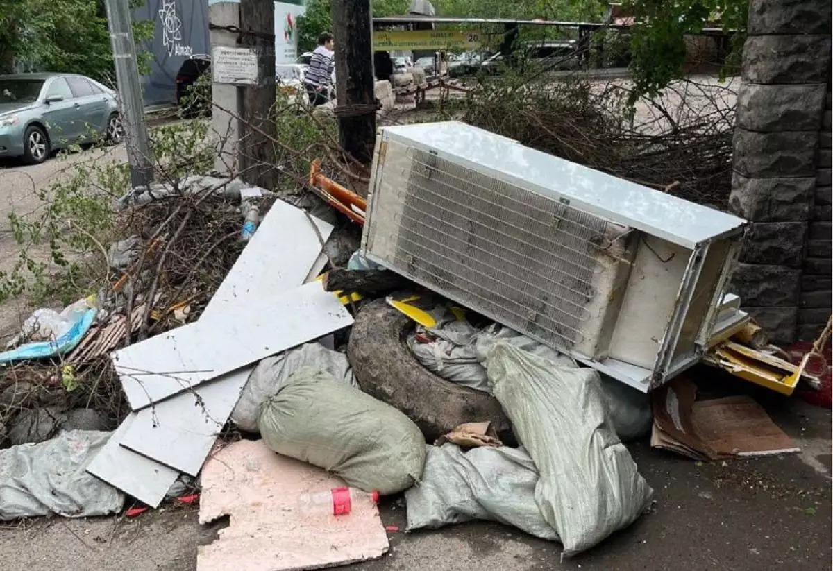 Крупногабаритный мусор во дворах жилых домов: кто его должен вывозить