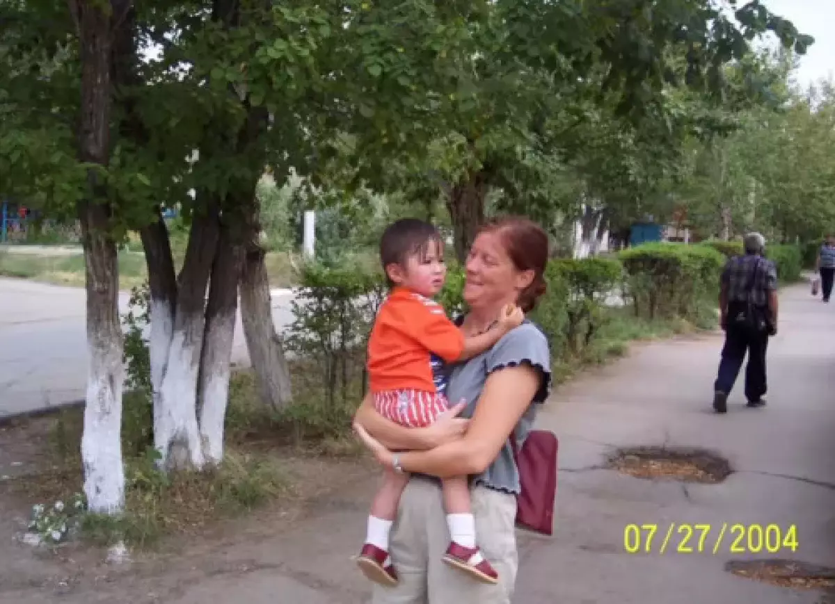 У этнического казаха, ищущего биологических родителей, скончалась приемная мать
