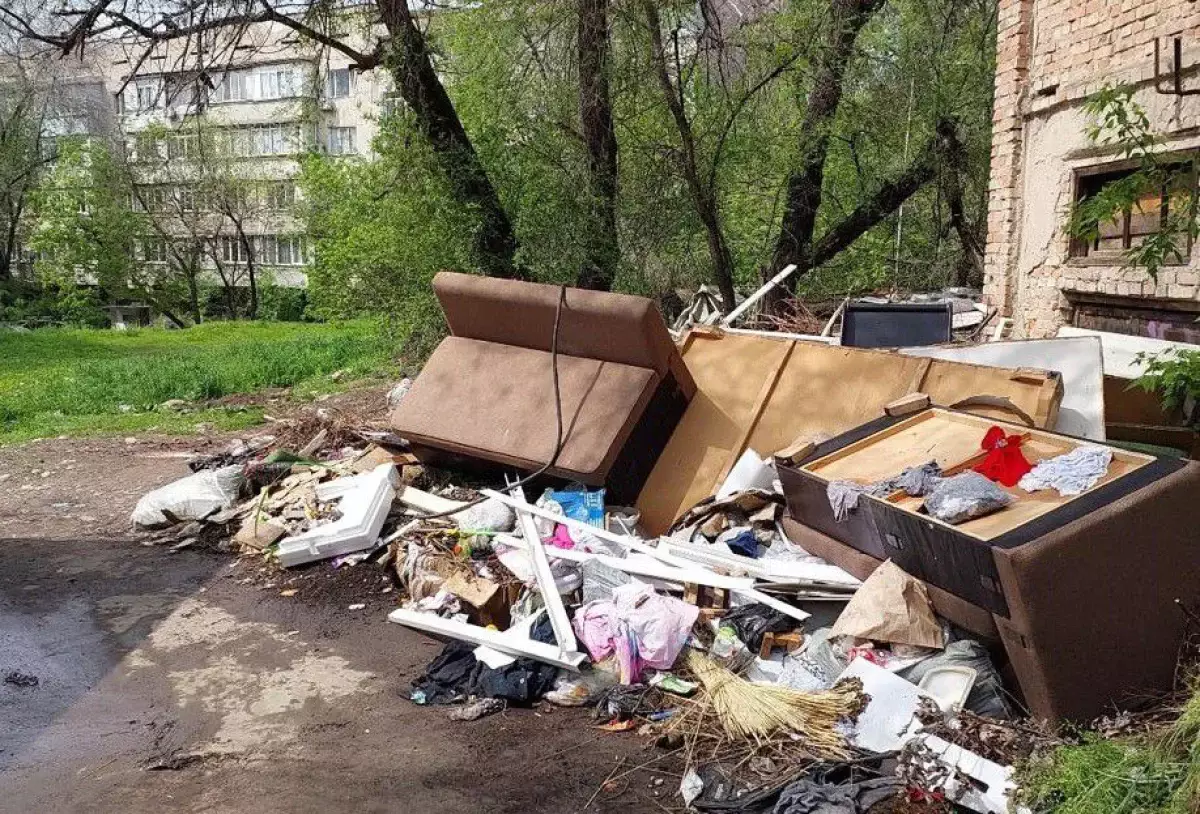 Кто должен вывозить крупногабаритный мусор из дворов жилых домов в Казахстане