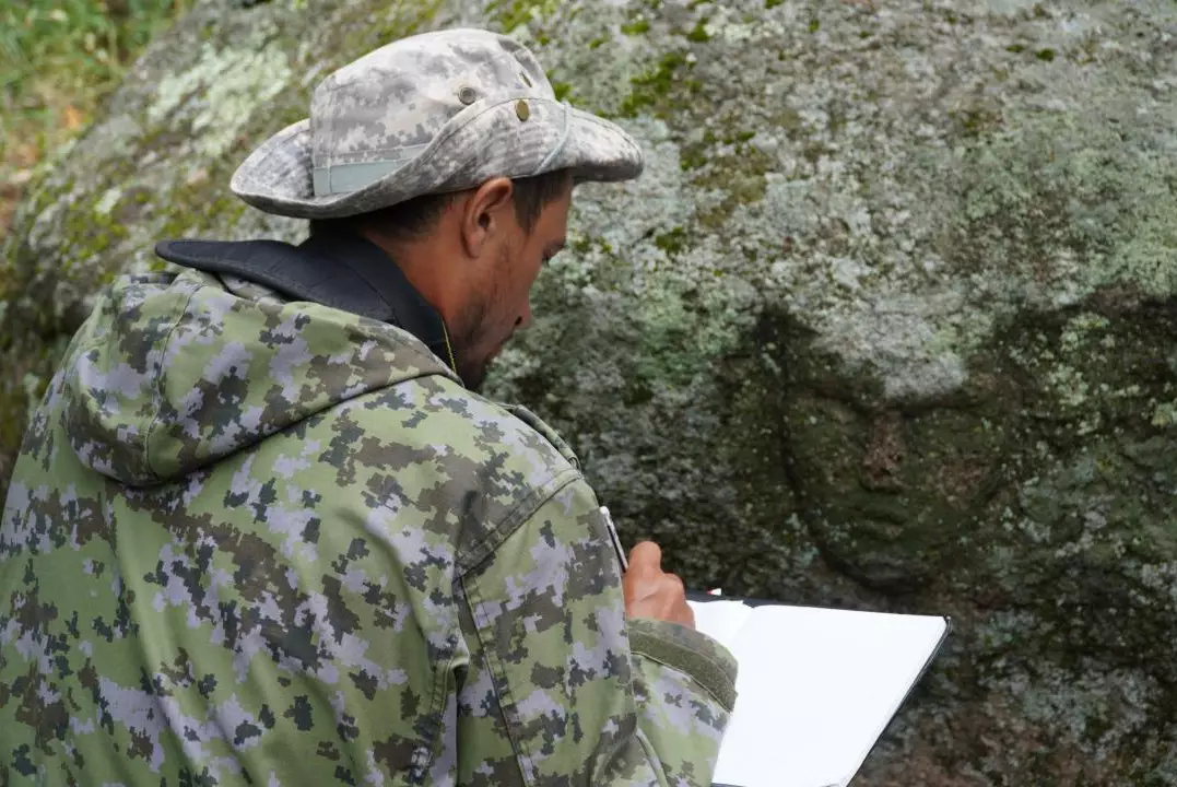 Странное изображение на камне обнаружили спасатели в Акмолинской области