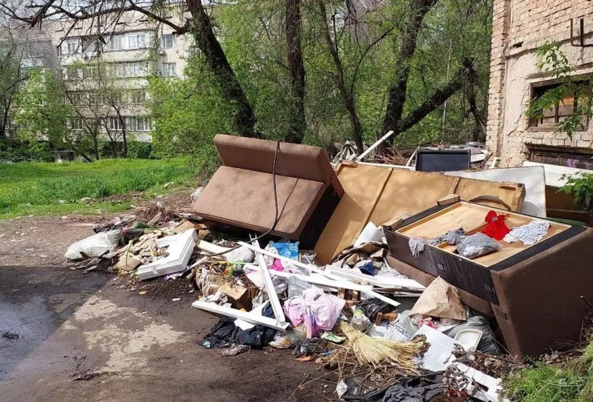 Кто должен вывозить крупногабаритный мусор из дворов, объяснили в акимате Алматы