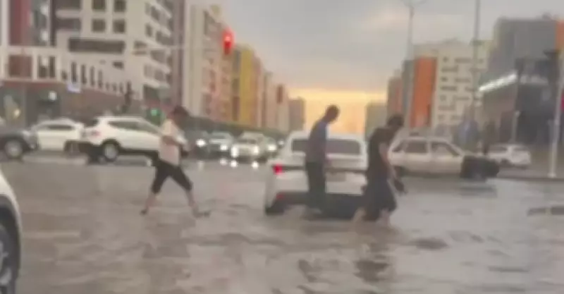 Улицы Астаны затопило после дождя (видео)