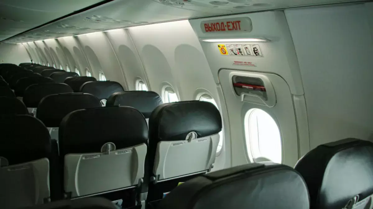 Пассажир самолета открыл аварийный люк из-за жары в салоне