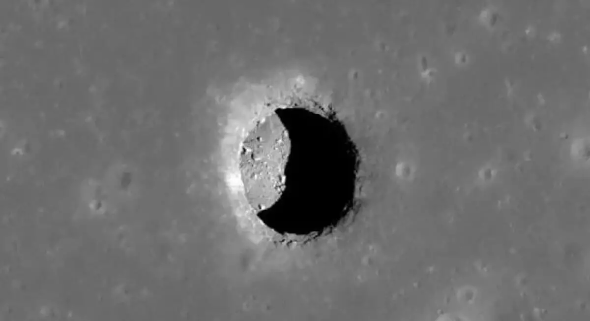 Ученые впервые обнаружили на Луне пещеру