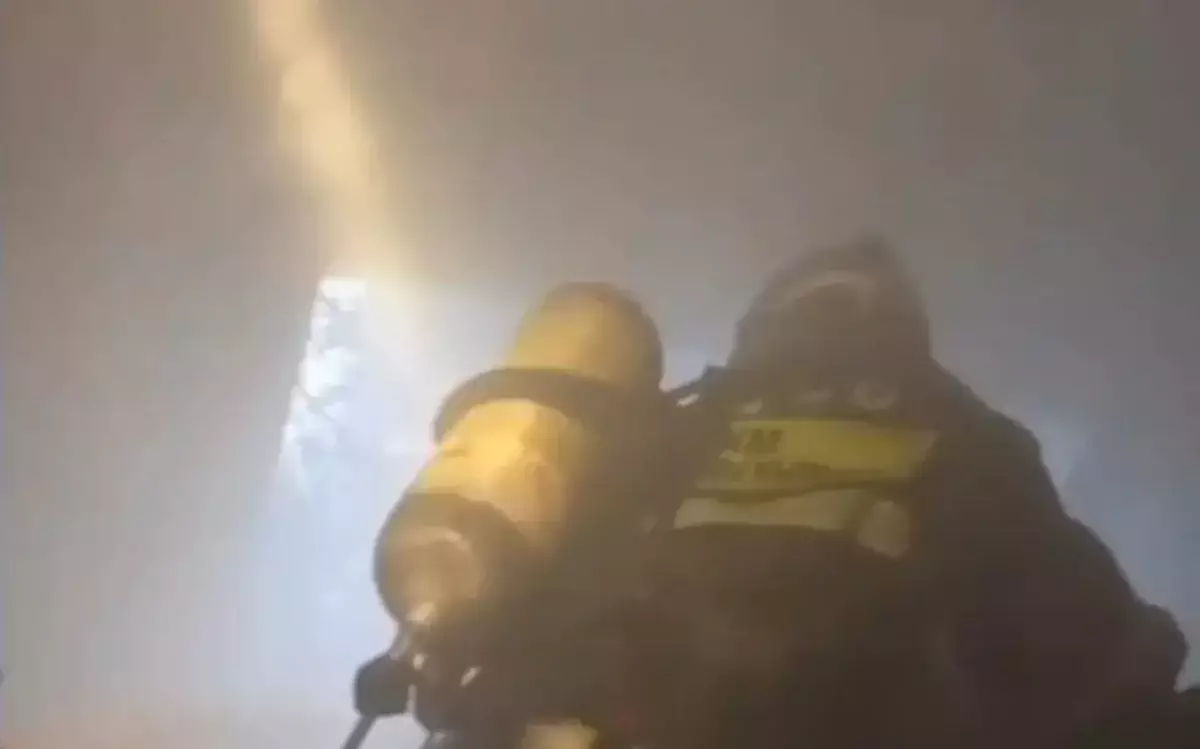 20 человек эвакуировали из-за пожара в пятиэтажке в Усть-Каменогорске
