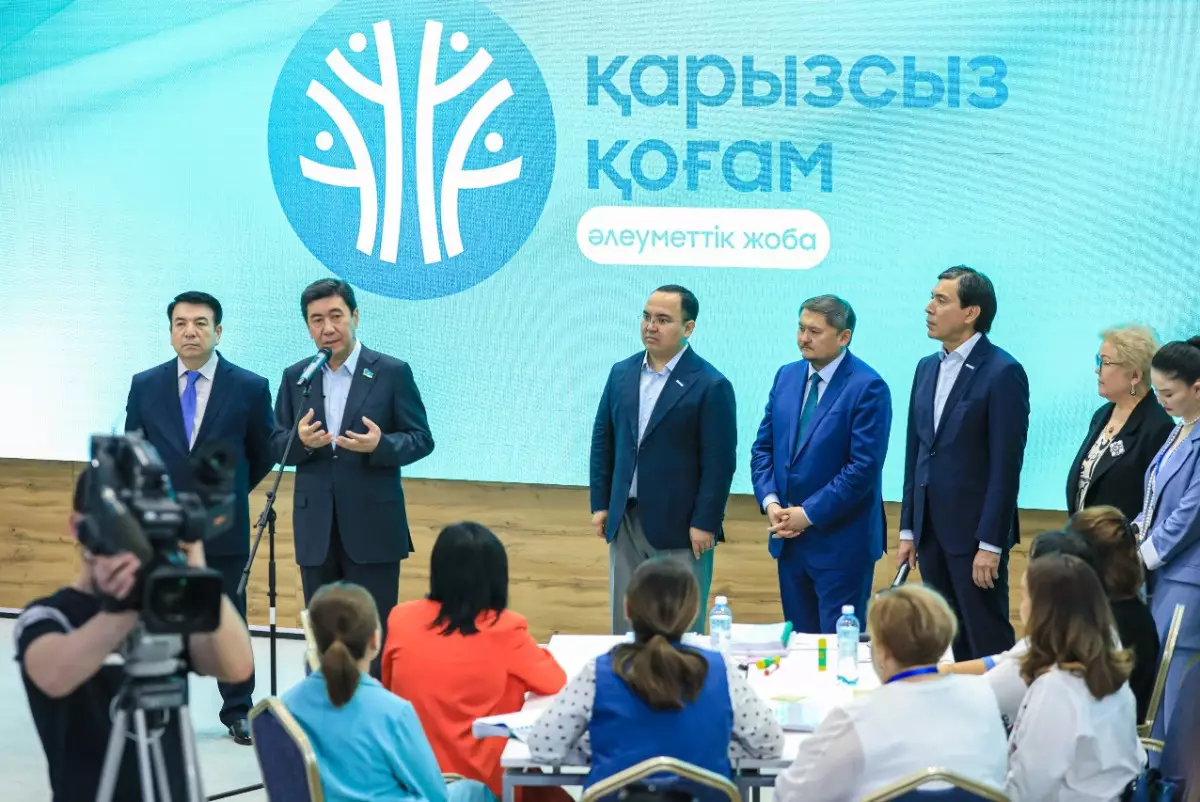 В Казахстане подготовят 7500 учителей для повышения финграмотности школьников и студентов