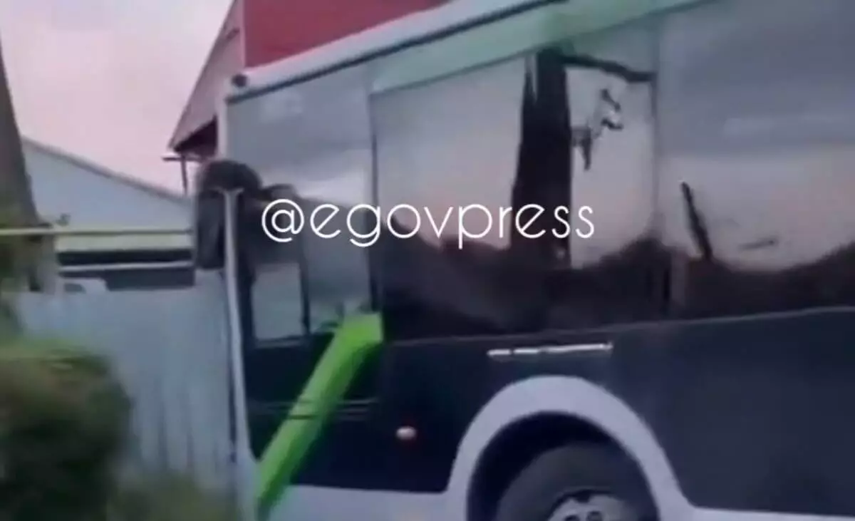 Водитель автобуса с пассажирами въехал в забор в Алматы