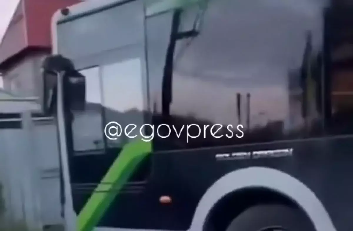 «Превратился в нетрезвого человека»: Водитель автобуса протаранил забор в Алматы