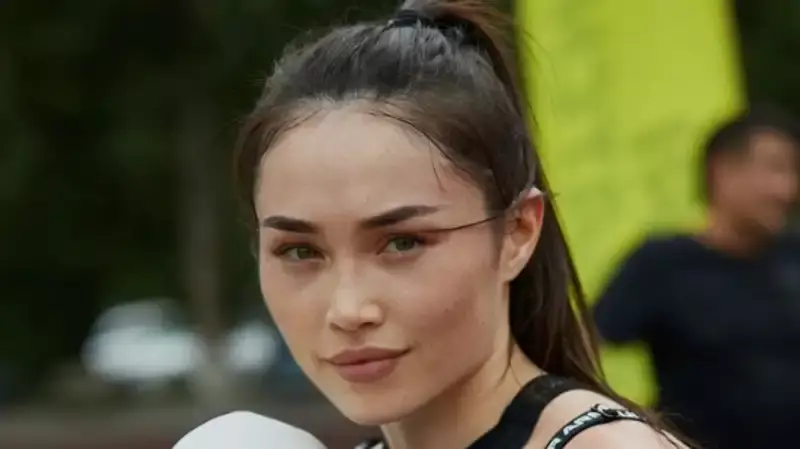 Боксёрша-красавица из Казахстана готовится к титульному бою в профессионалах