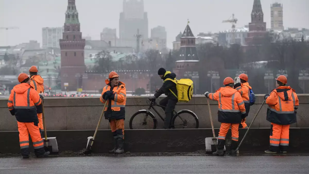 В России мигрантам запретят работать в такси, школах и ресторанах