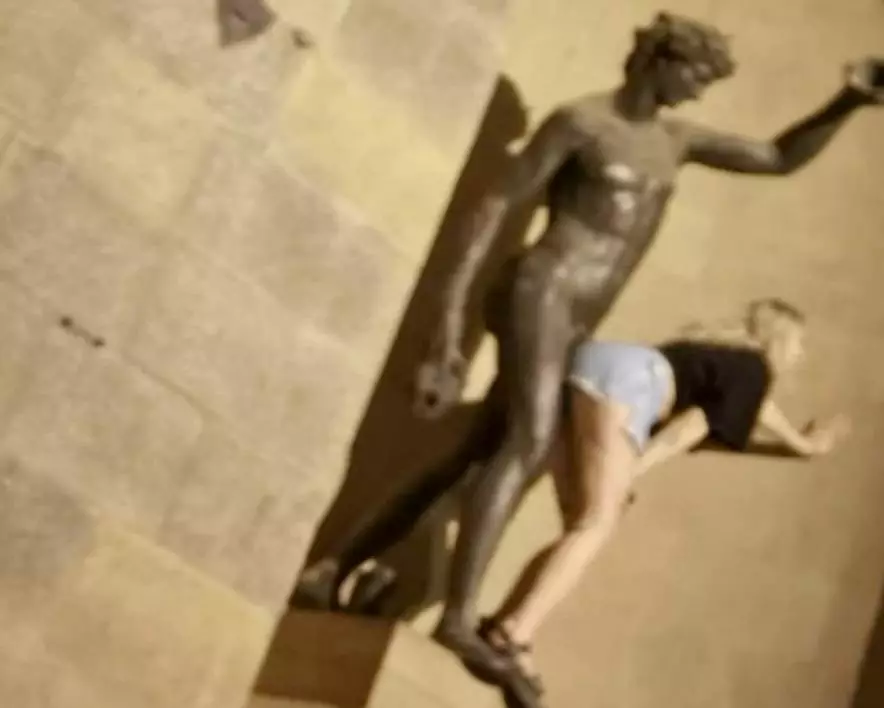 Итальянцы в бешенстве: Туристка осквернила статую Бога
