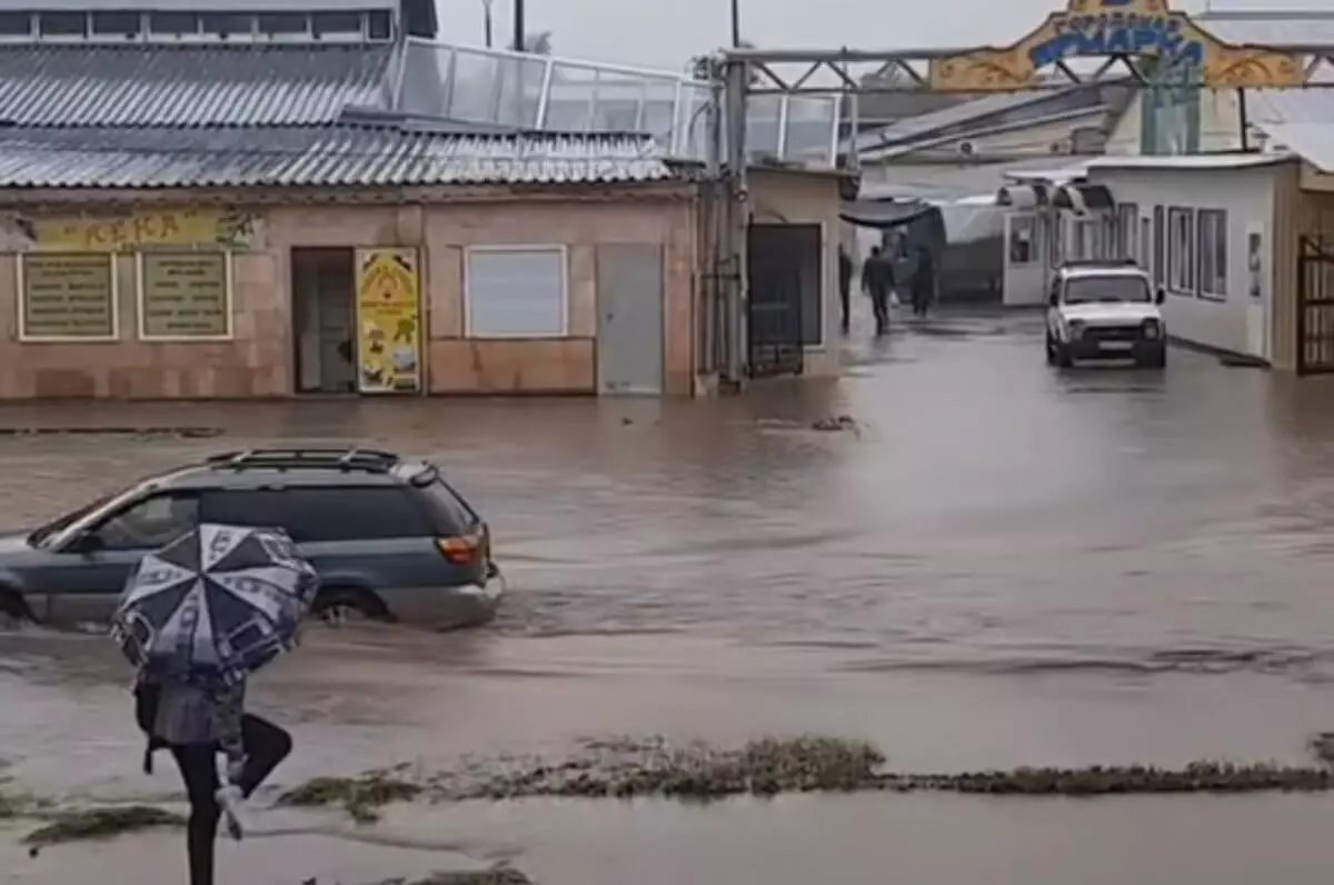 “Город тонет”: улицы и помещения затопило в Степногорске (ВИДЕО)
