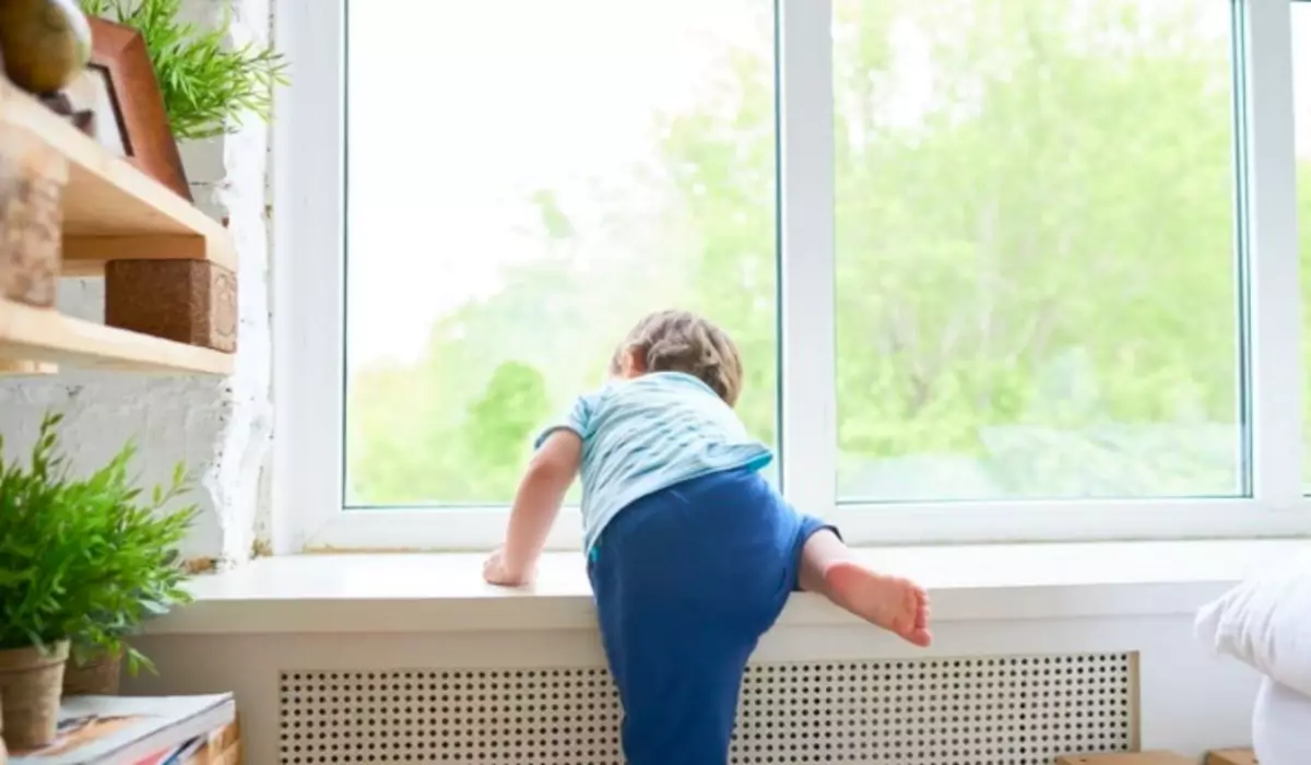 Четырехлетний малыш выпал из окна в Темиртау