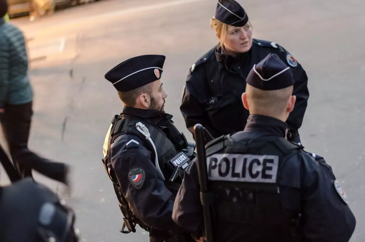 Французским полицейским запретили жевать жвачку во время Олимпиады