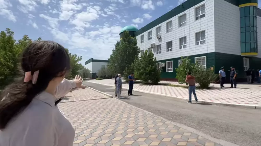 "Это земля государства". Конфликт между родителями школьников и акиматом разгорелся в Кызылорде