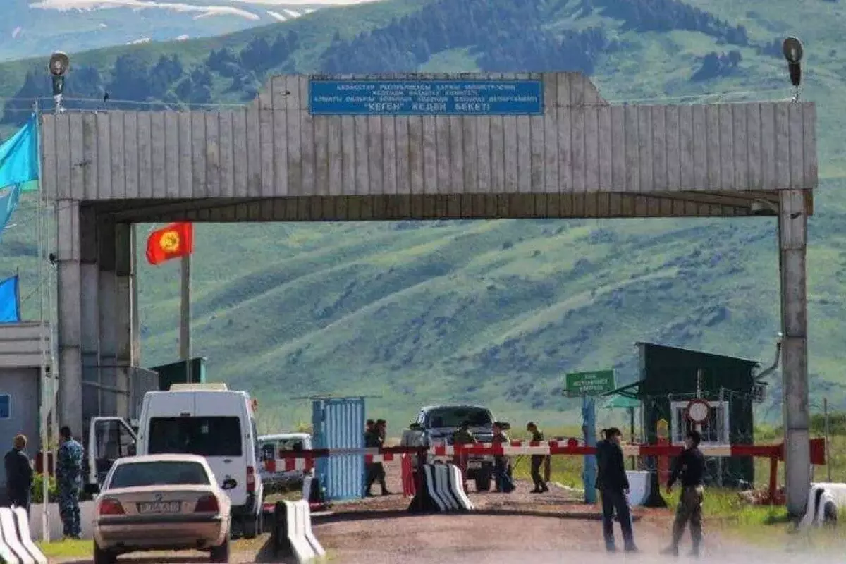 В КНБ прокомментировали скопление автотранспорта на границе с Кыргызстаном