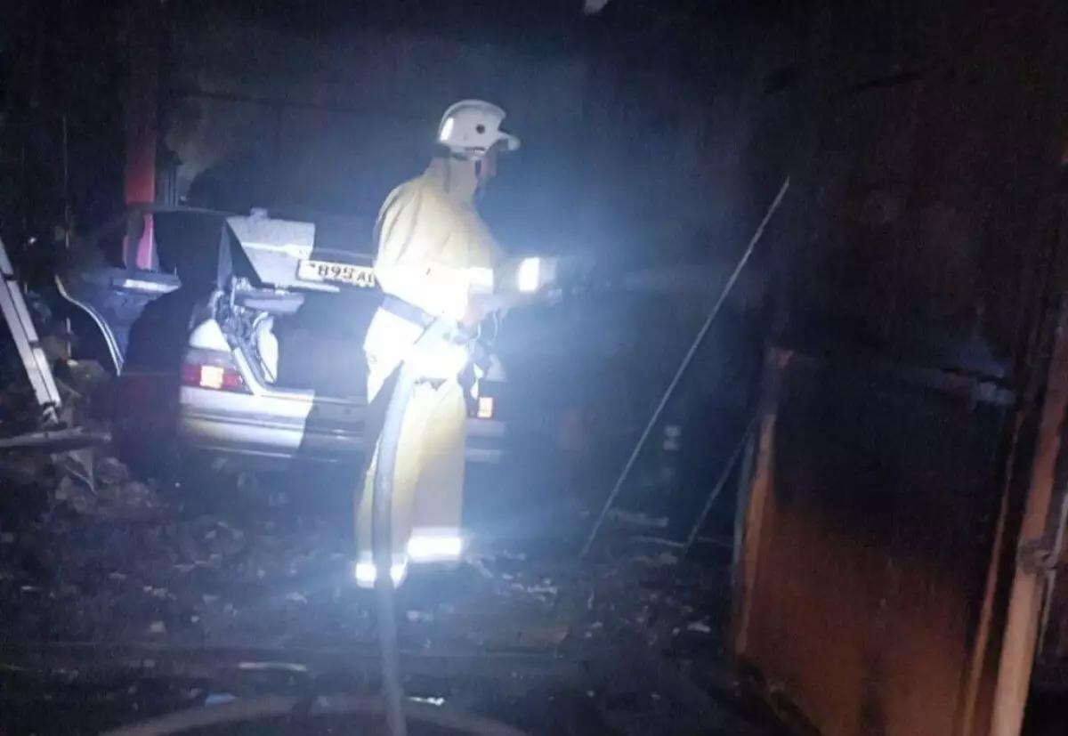 СТО загорелось в Таразе: спасатели предотвратили трагедию