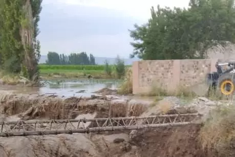 Сель размыл участок стратегической трассы в Кыргызстане