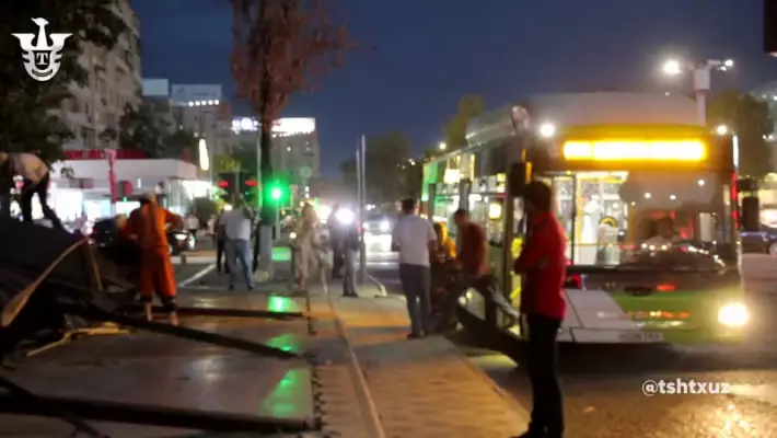 В Ташкенте обрушилась автобусная остановка