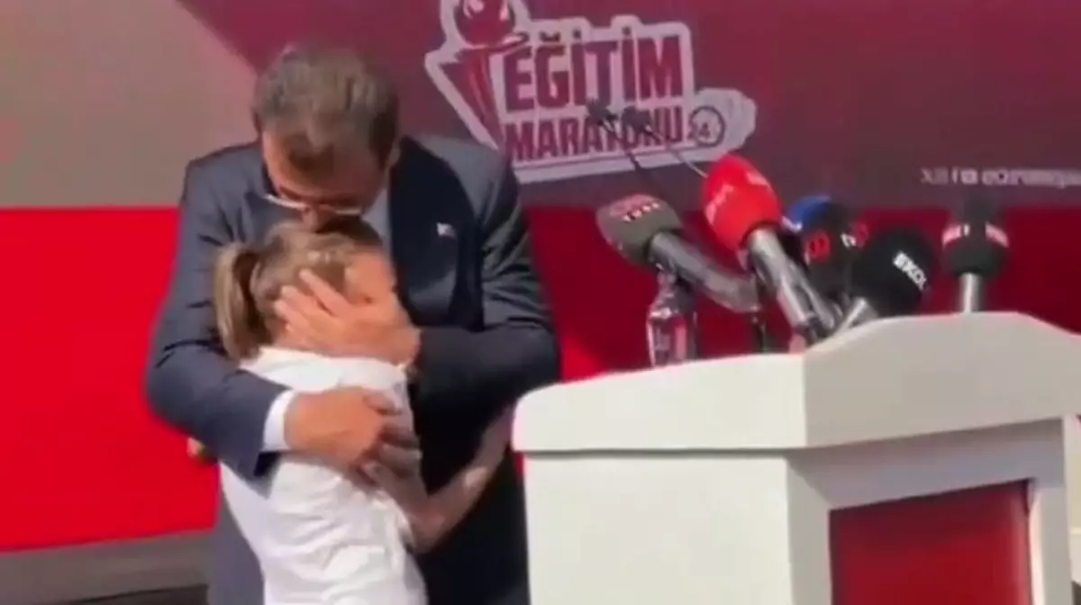 Момент, который тронул всех: дети неожиданно вышли обнимать мэра Стамбула. ВИДЕО