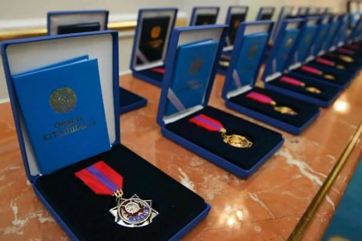 Токаев наградил орденами и медалями работников металлургии