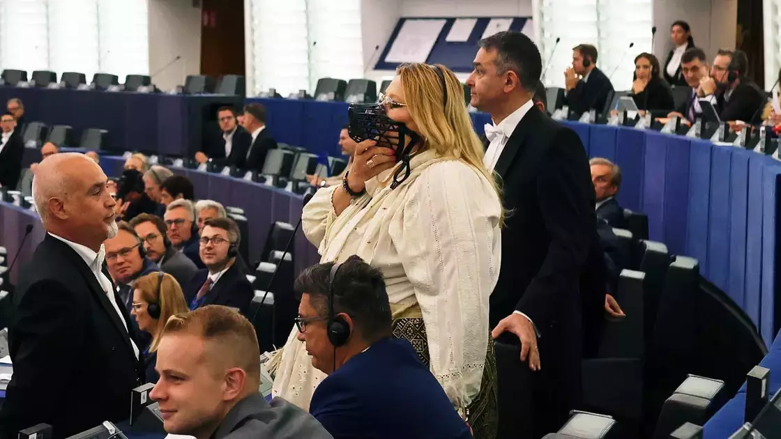 Депутата Европарламента вывели с заседания в наморднике