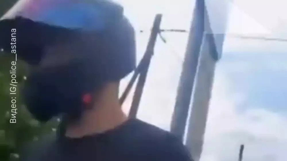 Мопедисты устроили перепалку с полицейскими в Астане: видео