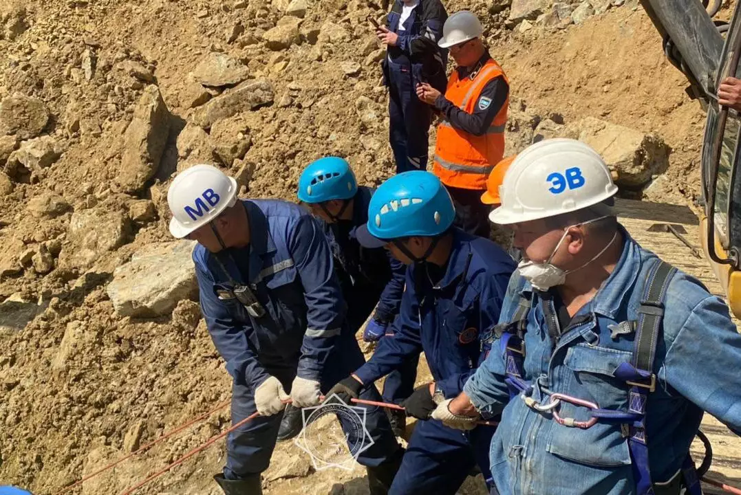 Тело одного из провалившихся в шахту спасателей нашли на руднике "Майкаинзолото"