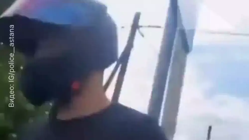 Астанада мопед жүргізушілері полицейлермен дауласып қалды: видео