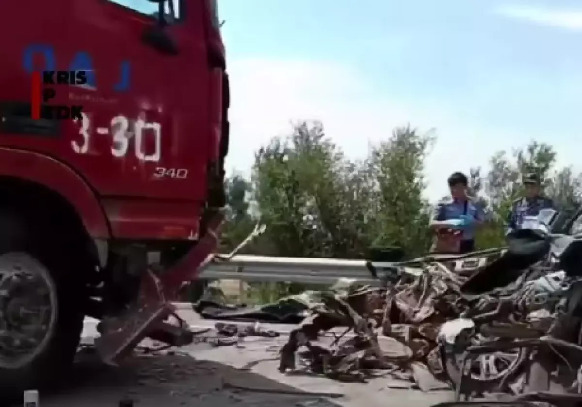 Легковая машина столкнулась с грузовиком на трассе Алматы-Усть-Каменогорск