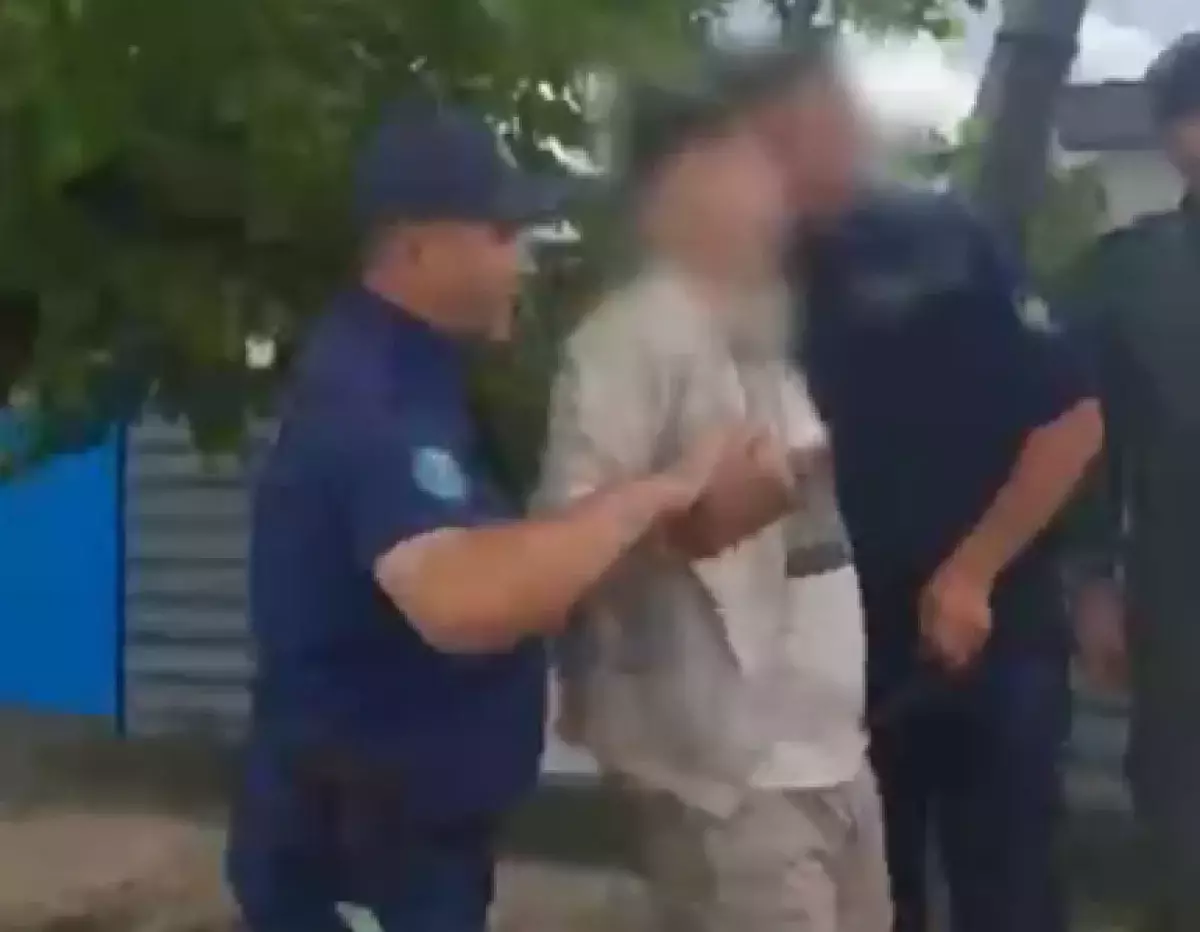 Водитель мопеда пытался сбежать от полицейских в Астане