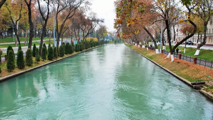 Узгидромет проверил качество воды в каналах Ташкента