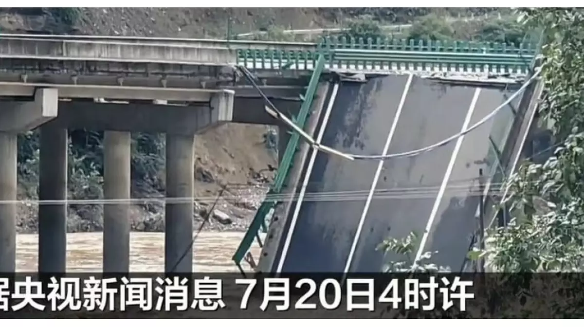 Обрушение моста в Китае привело к гибели 11 человек