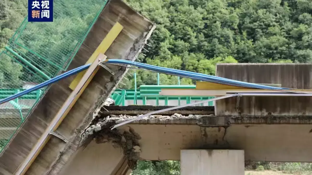 В Китае обрушился мост: погибли 11 человек