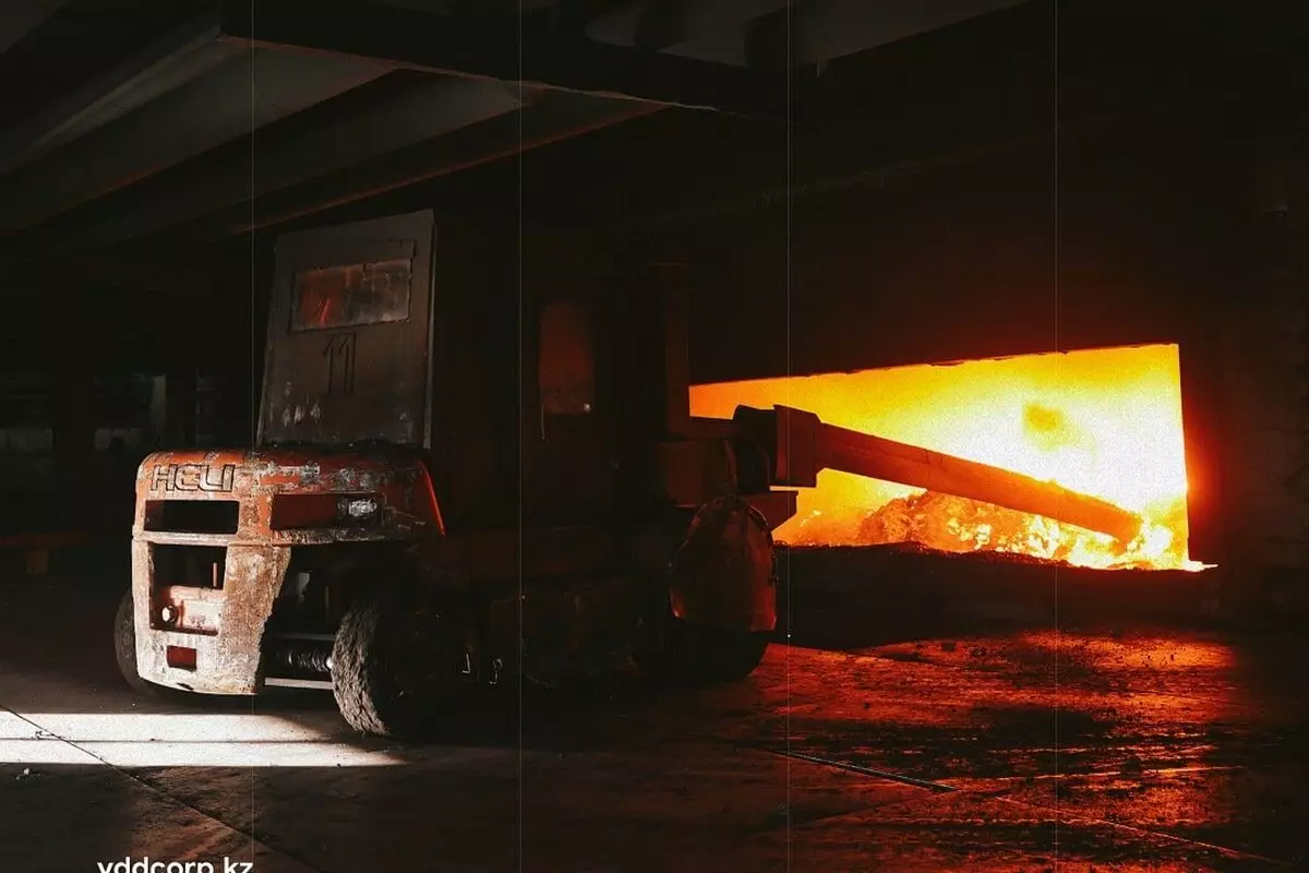 Восемь человек пострадали при выбросе пламени на ферросплавном заводе в Караганде
