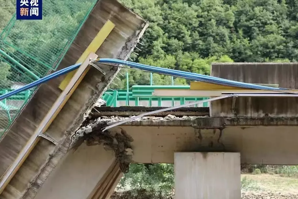 В Китае обрушился мост: 11 человек погибли и 30 пропали без вести
