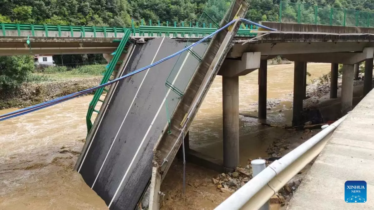 11 человек погибли при обрушении автомобильного моста в Китае