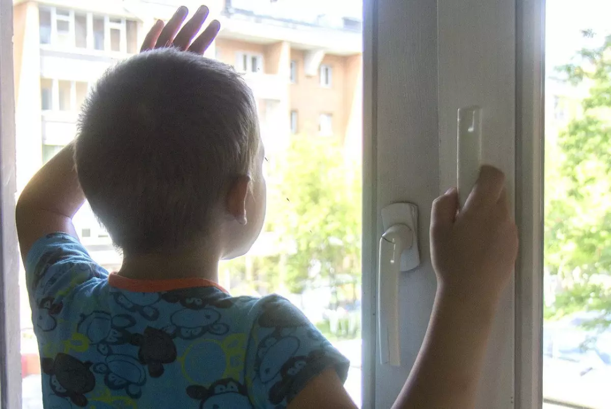 Четырёхлетний ребенок выпал из окна второго этажа в Косшы
