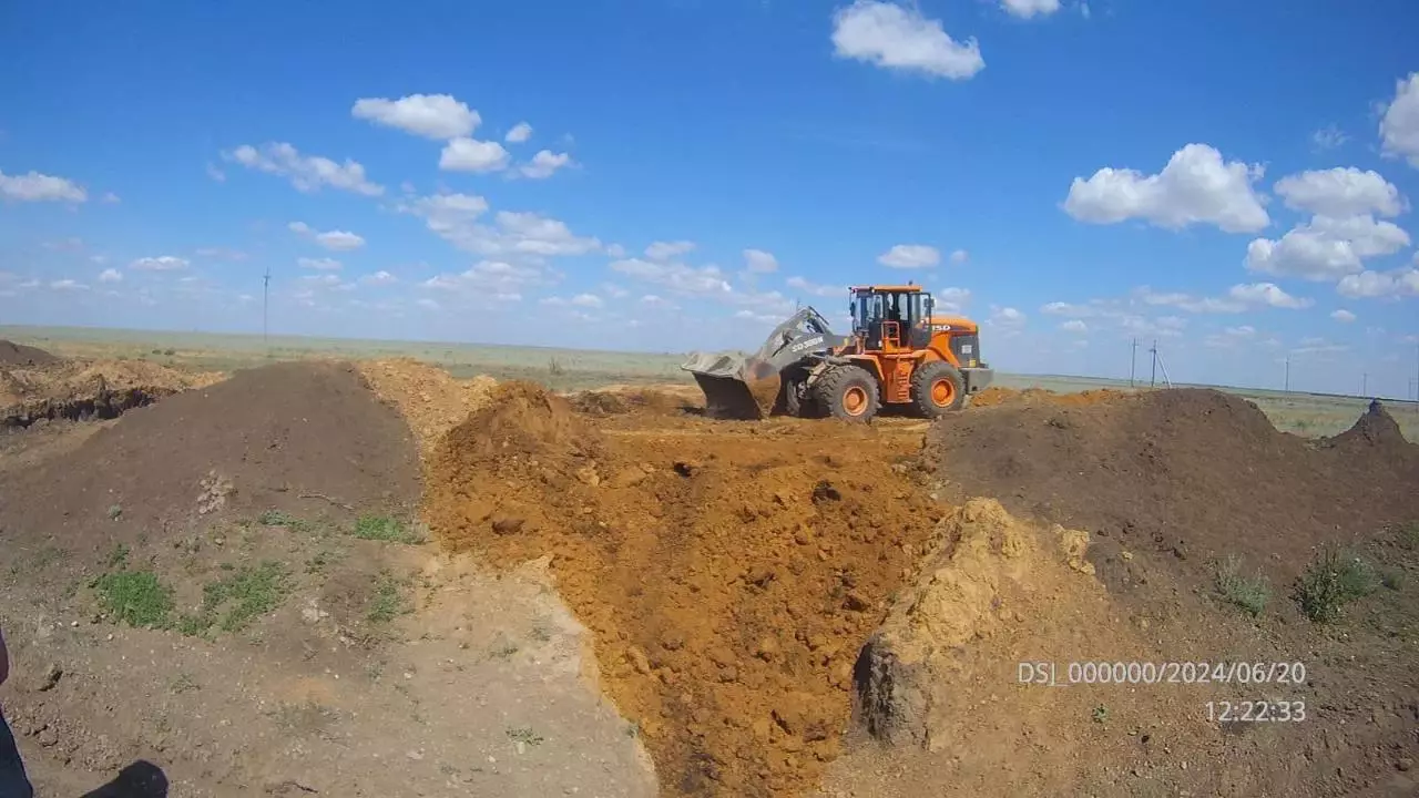 При ремонте дороги в ЗКО подрядчик снял плодородный слой почвы