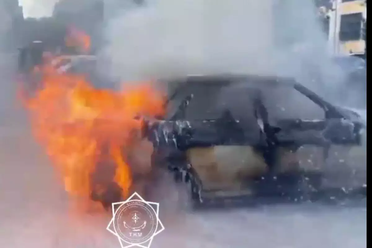 Троих детей вытащил из загоревшегося автомобиля случайный прохожий в Астане (ВИДЕО)
