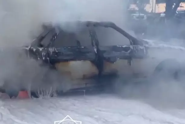 Прохожий спас троих детей из горящего авто в Астане
