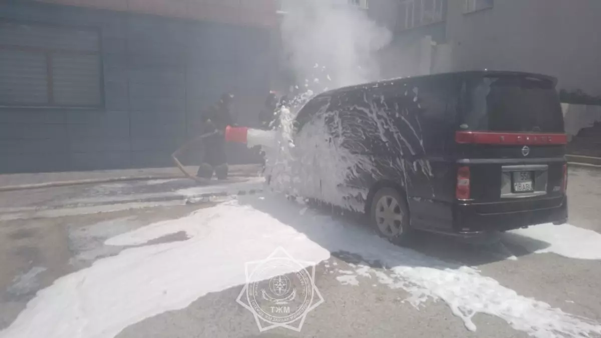 Пожарные потушили горящее авто за 11 минут в Семее