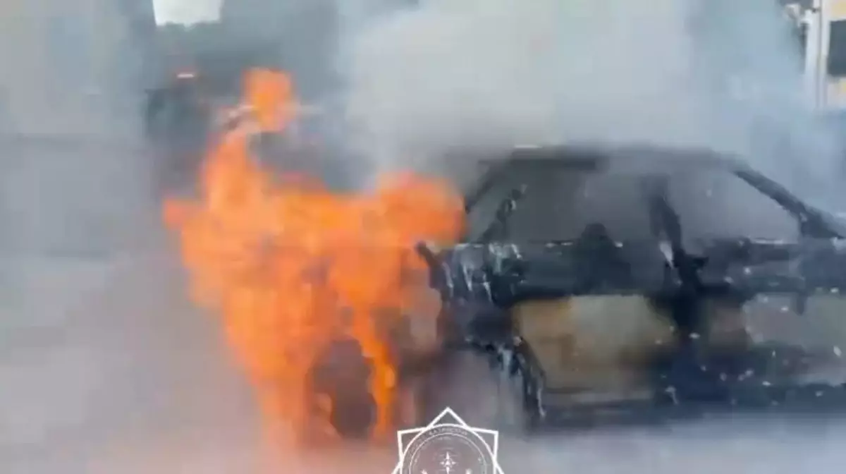 Очевидец спас детей из горящего автомобиля в Астане