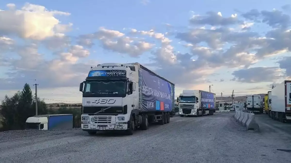 Казахстан отправил 40 тонн гуманитарной помощи Кыргызстану