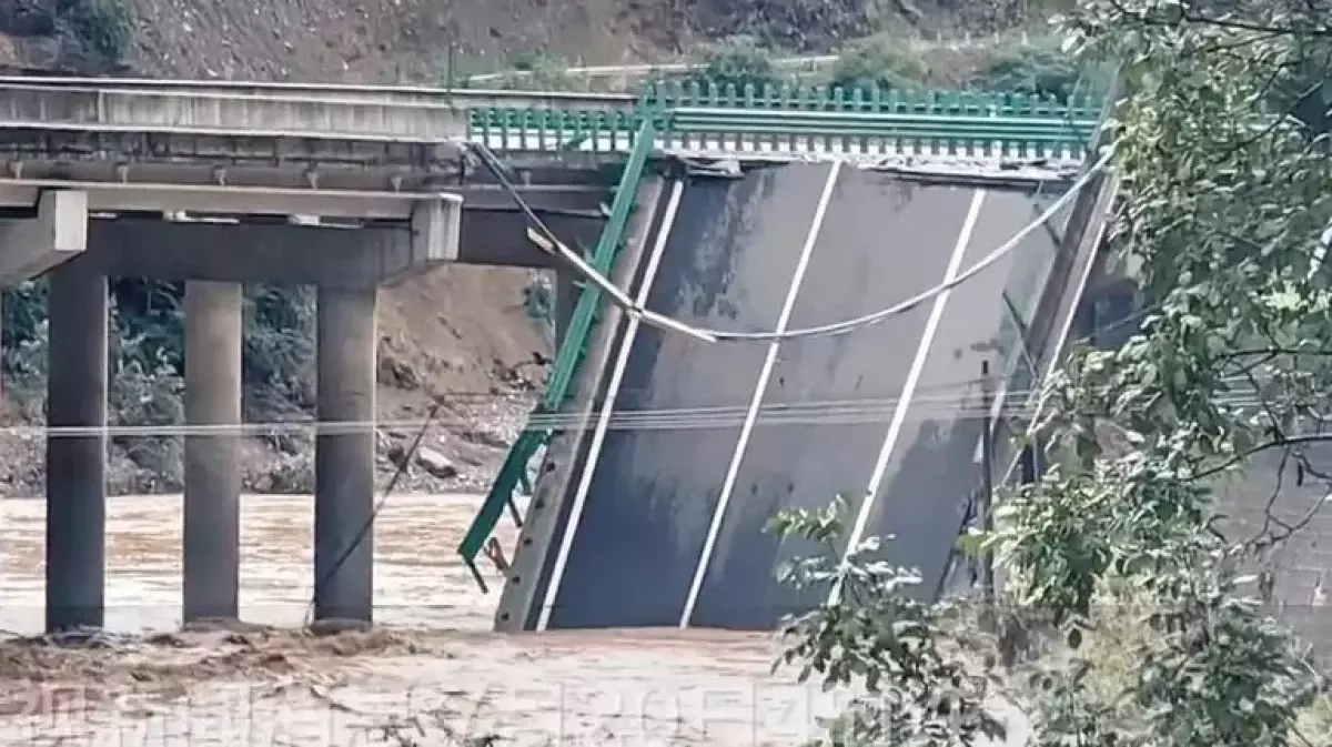 11 человек погибли при обрушении моста в Китае