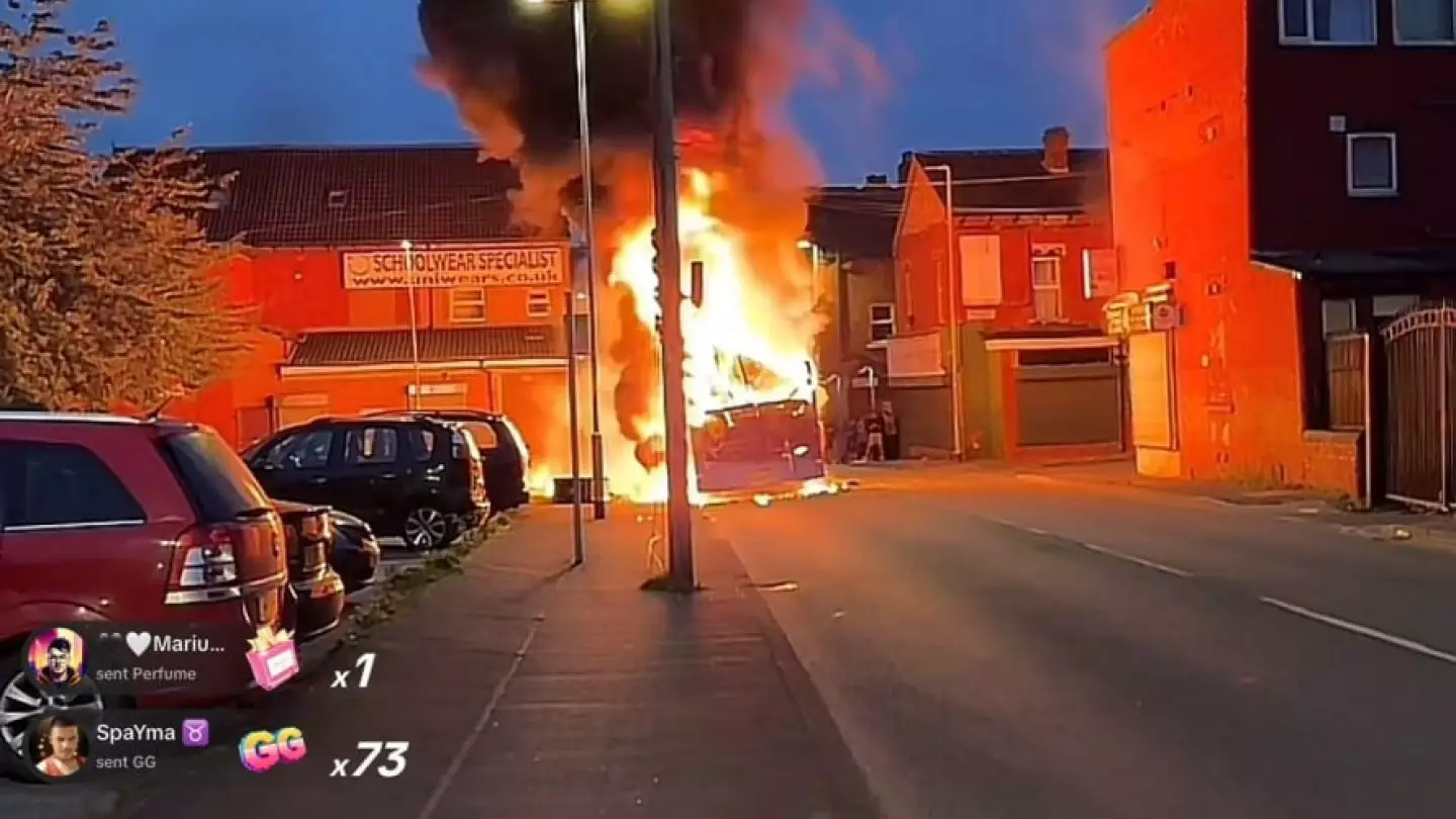 Беспорядки в Великобритании: протестующие сожгли полицейскую машину и автобус