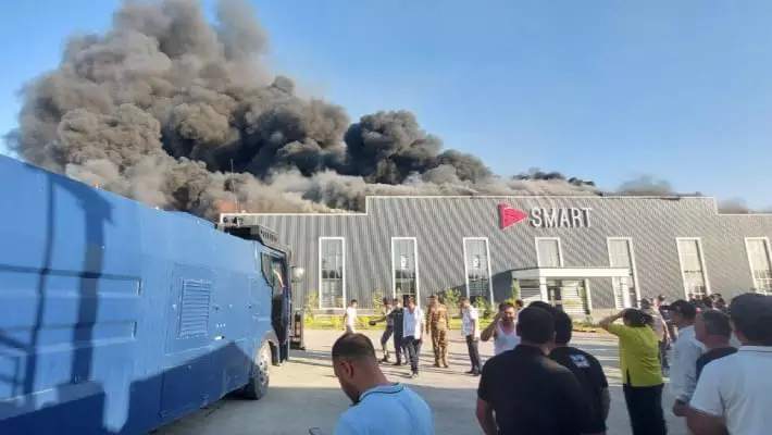 В Карши рядом с аэропортом загорелся завод по производству телевизоров