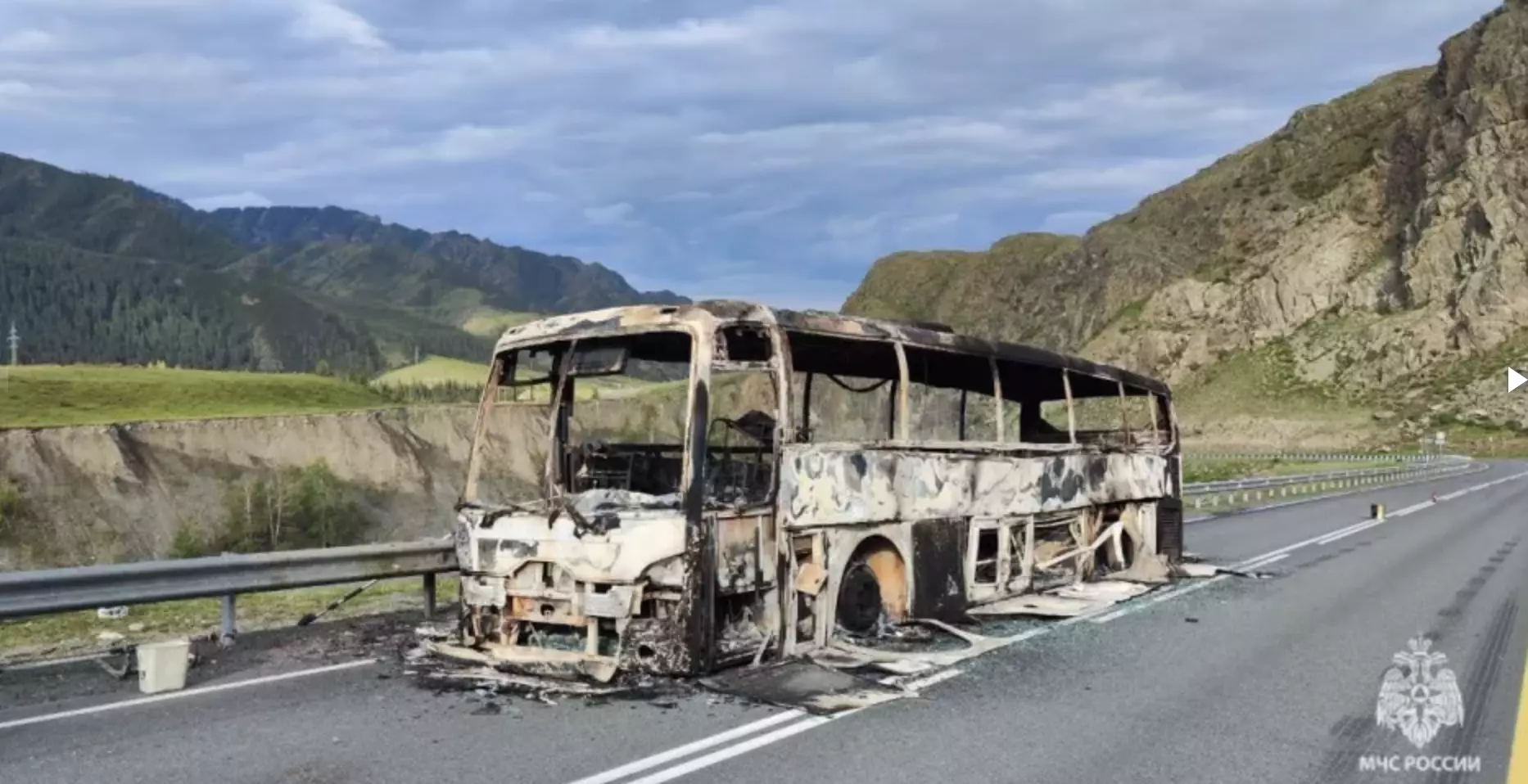 Автобус из Казахстана загорелся на трассе в Республике Алтай