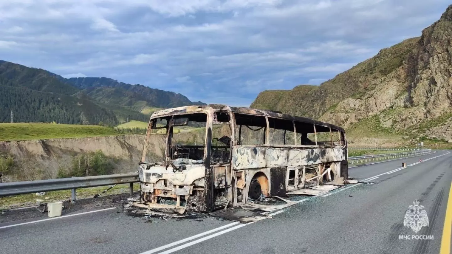 На трассе в Республике Алтай загорелся автобус, следовавший из Астаны в Монголию