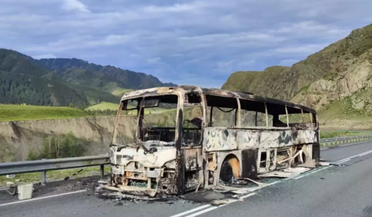 Автобус из Казахстана дотла сгорел в Алтае